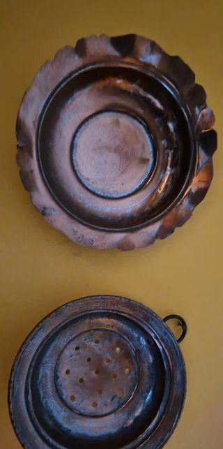 Ollas de cobre y cerámica para cocinar.