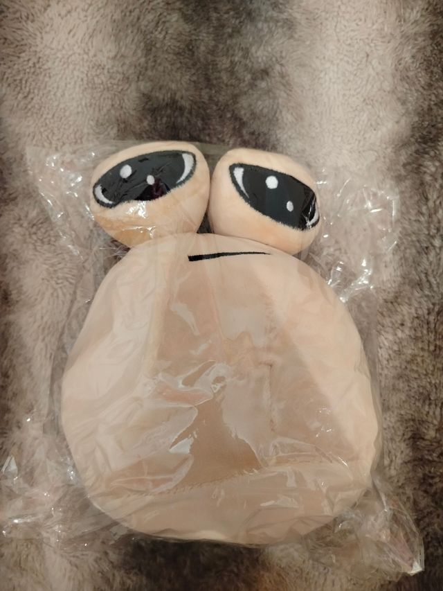 Peluche Pou en su embalaje sin abrir