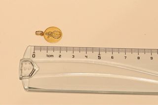 MEDALLA DE BEBE, ANGEL CON RELOJ ORO 18K/0.8Gr