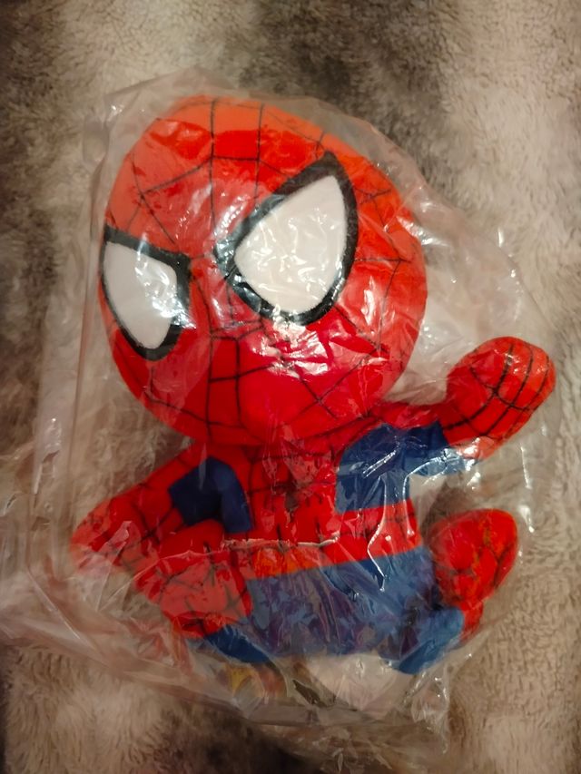 Peluche SpiderMan en su embalaje