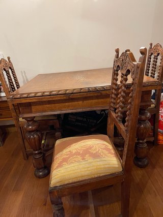 Mesa y sillas antiguas