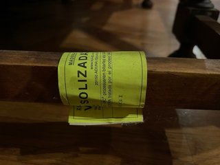 Mesa y sillas antiguas