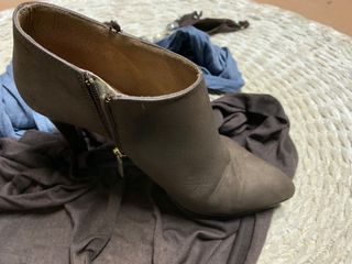 Botin cerrado tacon marron