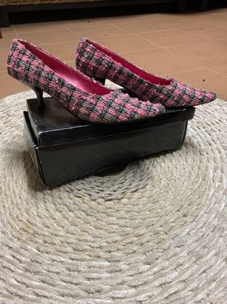 Zapatos pequeño tacon cuadros negro y rosachanel 