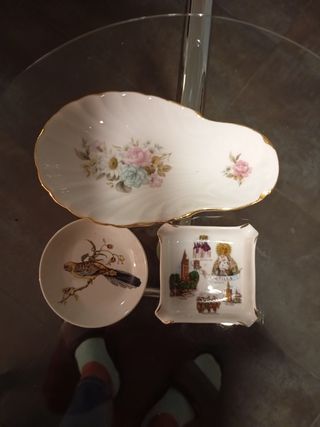 Dos platos y cenicero porcelana.