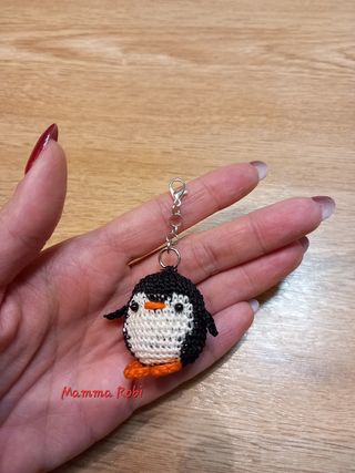 Pinguino portachiavi amigurumi