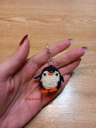 Pinguino portachiavi amigurumi