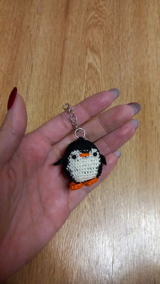 Pinguino portachiavi amigurumi