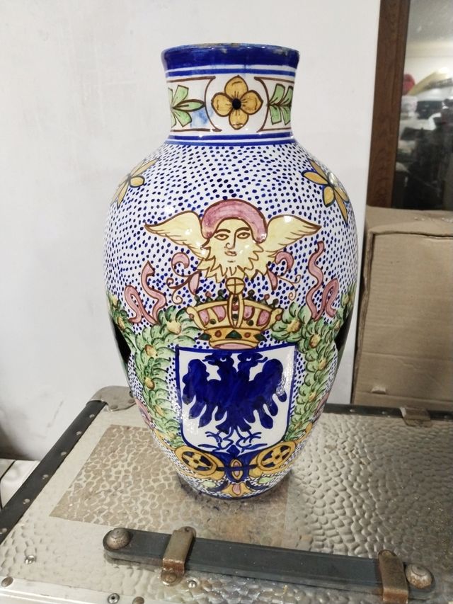 Jarrón pintado a mano.