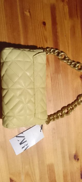 Bonito bolso acolchado de color amarillo pastel