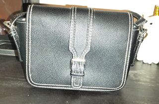Bolso negro de Stradivarius en símil piel - 7€