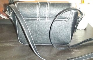 Bolso negro de Stradivarius en símil piel - 7€