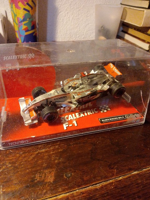 Scalextric F-1 McLaren Mercedes MP4-21