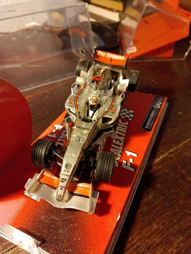Scalextric F-1 McLaren Mercedes MP4-21