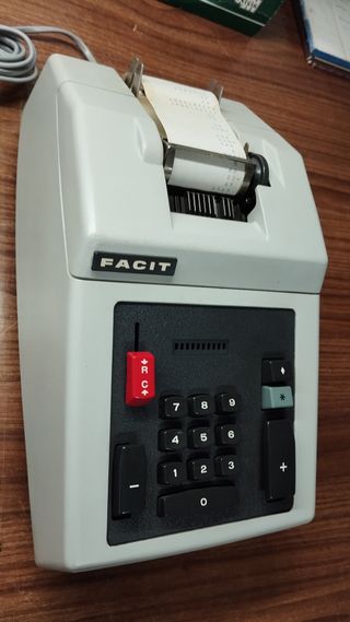 ANTIGUA CALCULADORA ANTIGUA, ( MARCA FACIT )