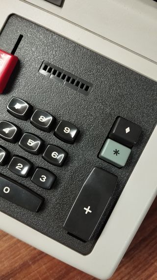 ANTIGUA CALCULADORA ANTIGUA, ( MARCA FACIT )