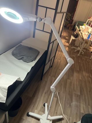 Lámpara LED con lupa