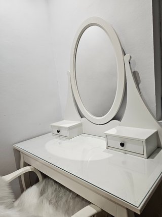 Tocador de IKEA con silla
