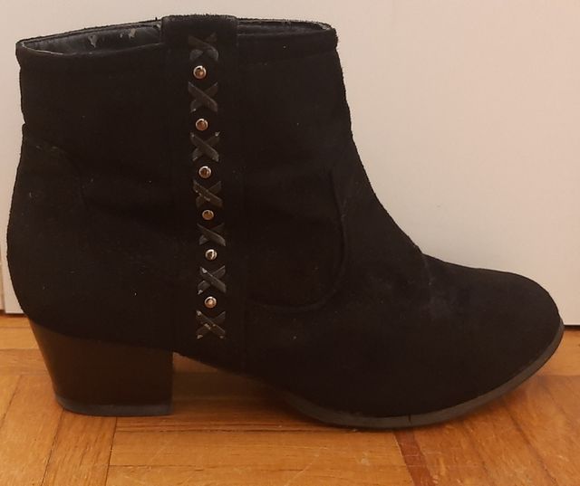 Stivaletto nero scamosciato