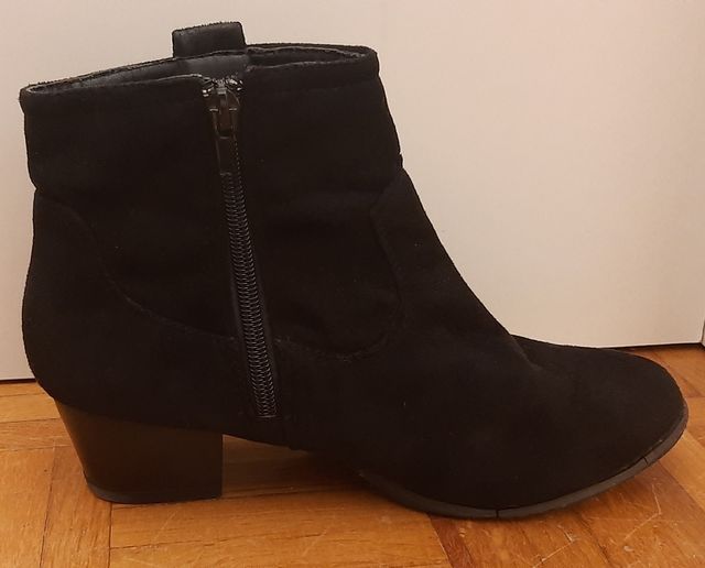 Stivaletto nero scamosciato