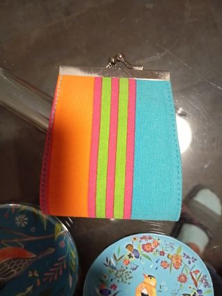 Monedero y reposa vasos.