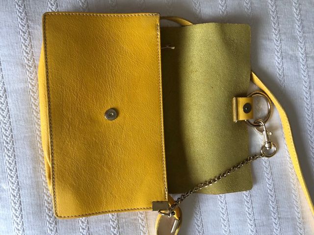 Bolso amarillo piel