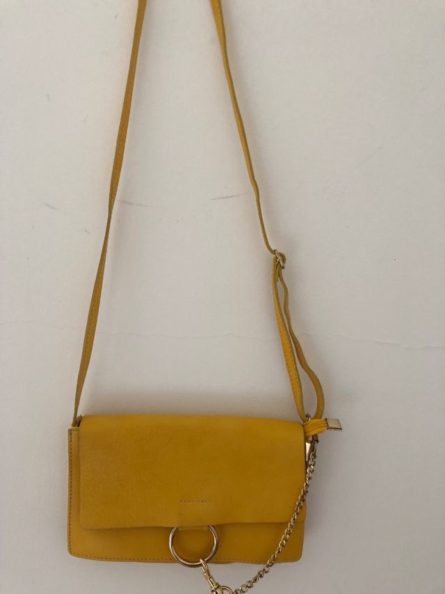 Bolso amarillo piel