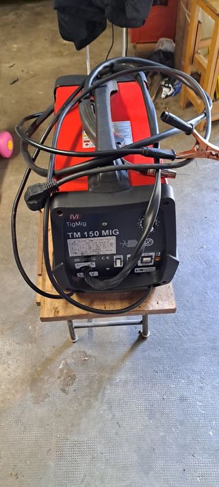 Saldatrice a filo continuo