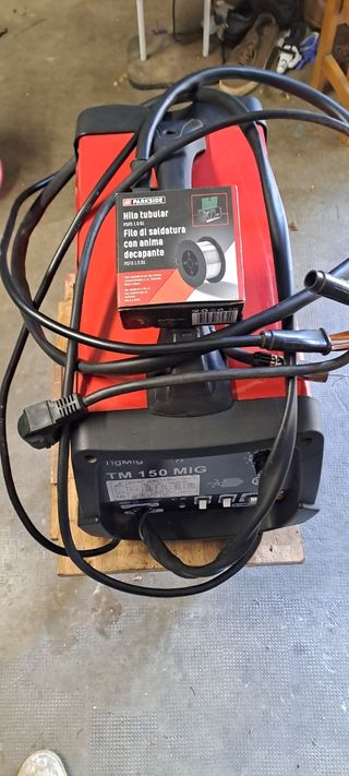 Saldatrice a filo continuo