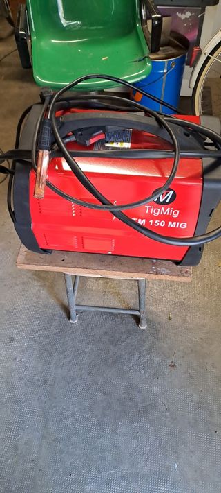 Saldatrice a filo continuo