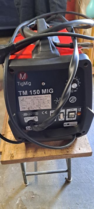 Saldatrice a filo continuo