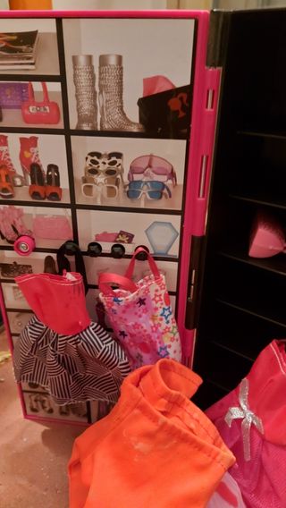 Muñecas Barbie con su armario y vestido