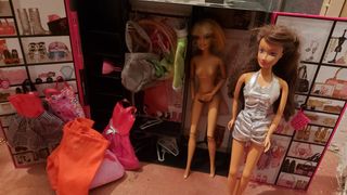 Muñecas Barbie con su armario y vestido