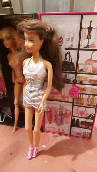Muñecas Barbie con su armario y vestido