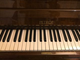 Piano pared Petrof