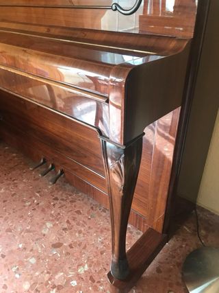 Piano pared Petrof