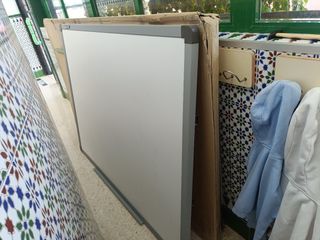 Pantalla proyector 3 a 15 euros cada una