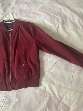 Chaqueta bomber acolchada granate Bershka