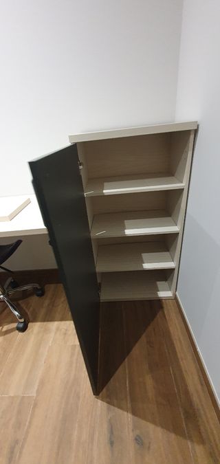 Escritorio con cajoneras estantería y silla