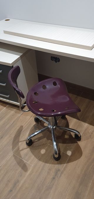 Escritorio con cajoneras estantería y silla