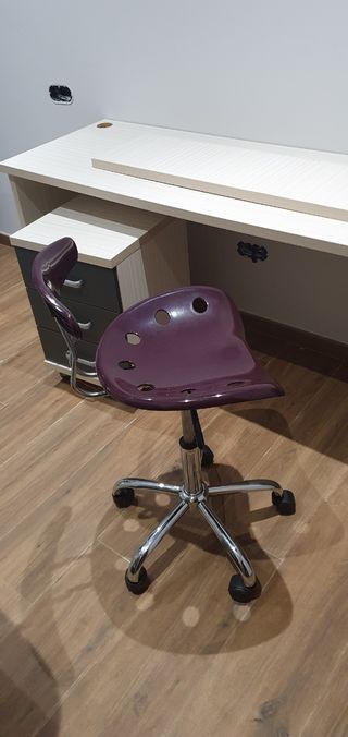 Escritorio con cajoneras estantería y silla