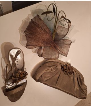 Zapato, tocado y bolso
