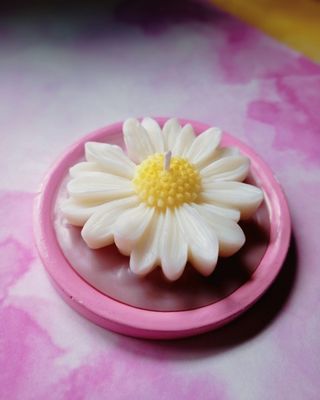 Vela en plato de flor