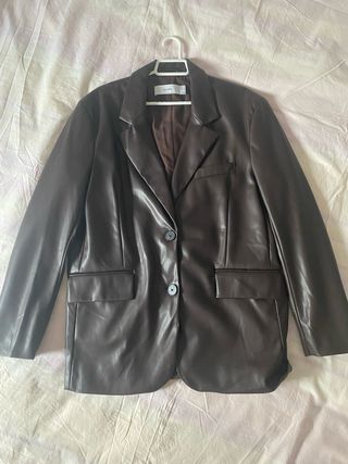 Americana cuero marrón chocolate Bershka