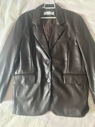 Americana cuero marrón chocolate Bershka