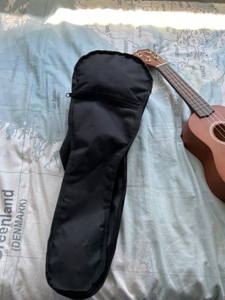 Ukelele de madera con accesorios