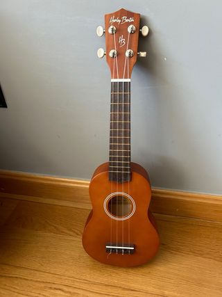 Ukelele de madera con accesorios