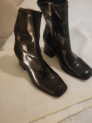 Botín charol negro