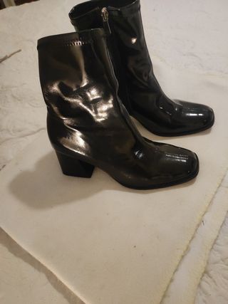 Botín charol negro