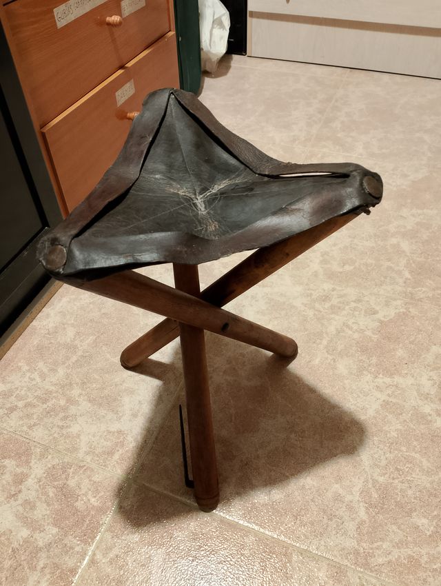 PEQUEÑA BANQUETA PLEGABLE CUERO CAZA PESCA
